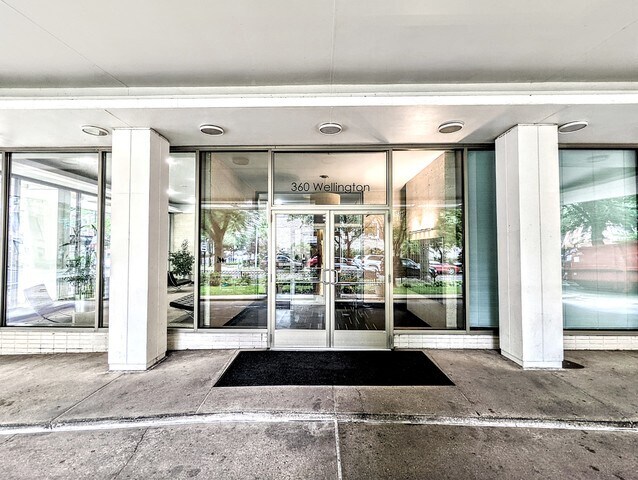 Building Photo - 360 W Wellington Ave