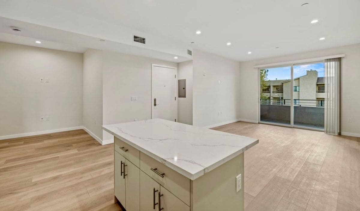 Building Photo - 423 Oak St