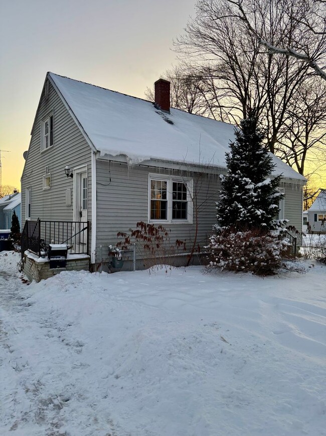 Building Photo - Updated 3 Bedroom House