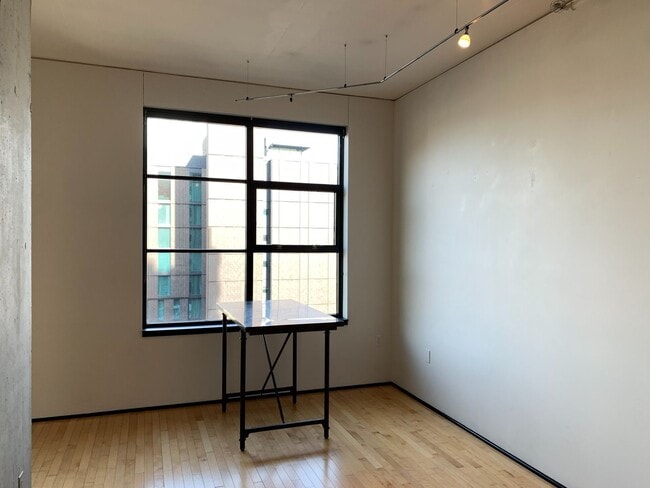 Building Photo - Gorgeous Condo Available at the Elizabeth ...