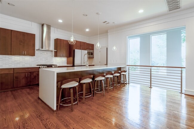 Building Photo - 5321 Lillian St