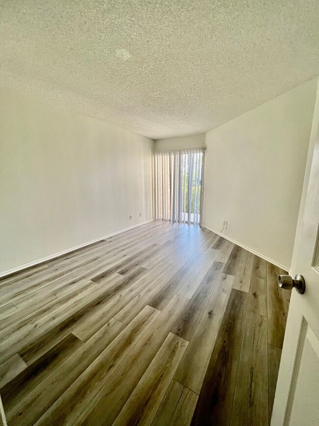 Building Photo - Georgous Calabasas Condo