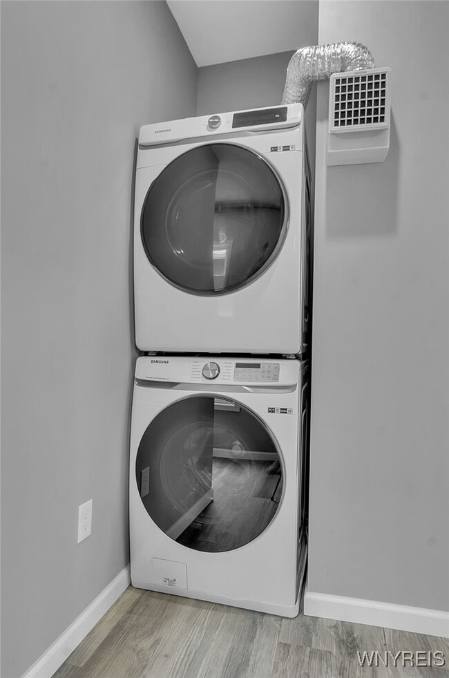 Building Photo - 140 Seymour St