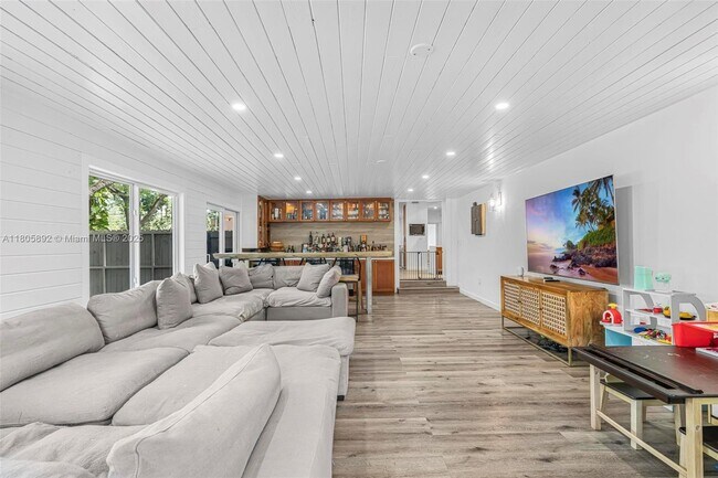 Building Photo - 6830 SW 69th Ave