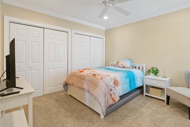 Building Photo - Beautiful furnished 2/2 condo with stunning water view available now for a short-term stay