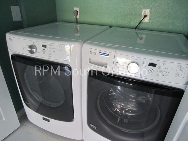 Building Photo - Great location!