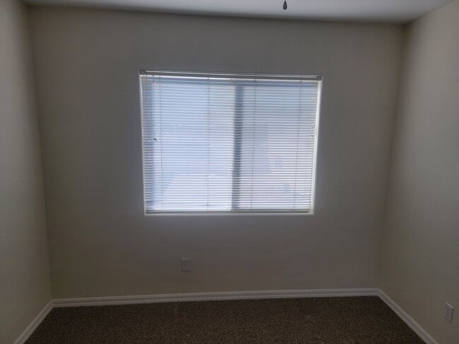 Building Photo - Spacious 5 bed 2.5 bath 2 story home with ...