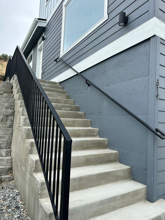 Building Photo - Year Round Rental- 4 bedroom, 2.5 bath in Chelan