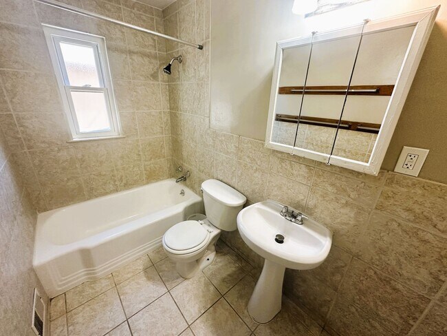 Building Photo - 3 Bed 1 Bath Ranch in North Park Hill! (Av...