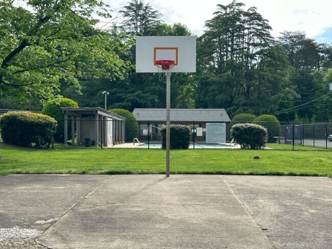 Building Photo - 3830 Country Club Rd