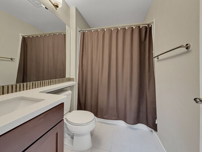 Building Photo - Beautifully Updated Townhome in a Prime Lo...