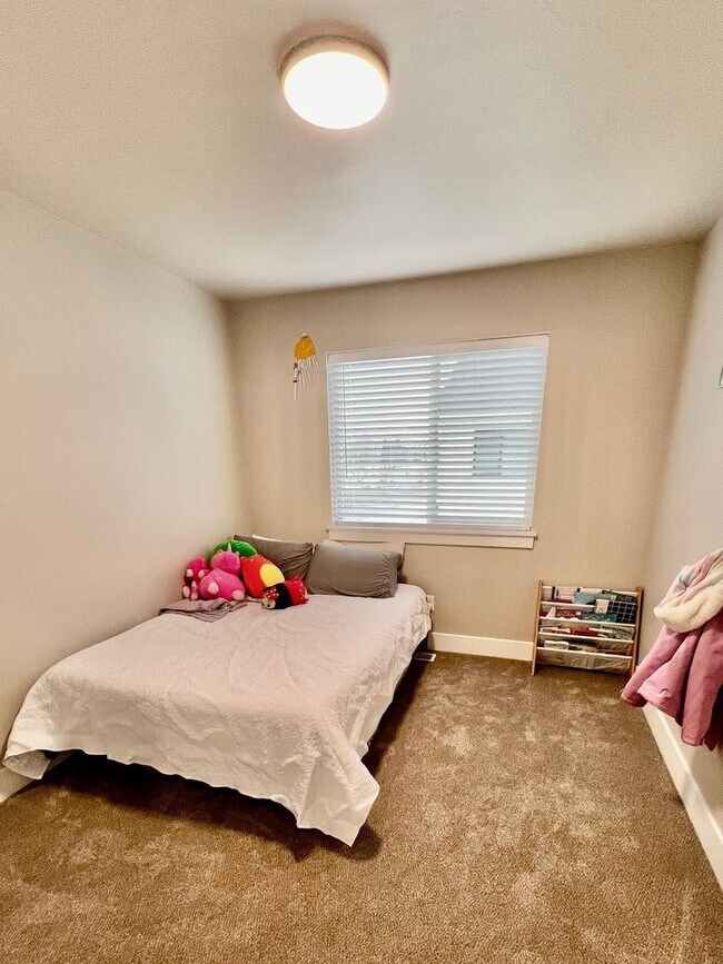 Building Photo - Peregrine Townhomes