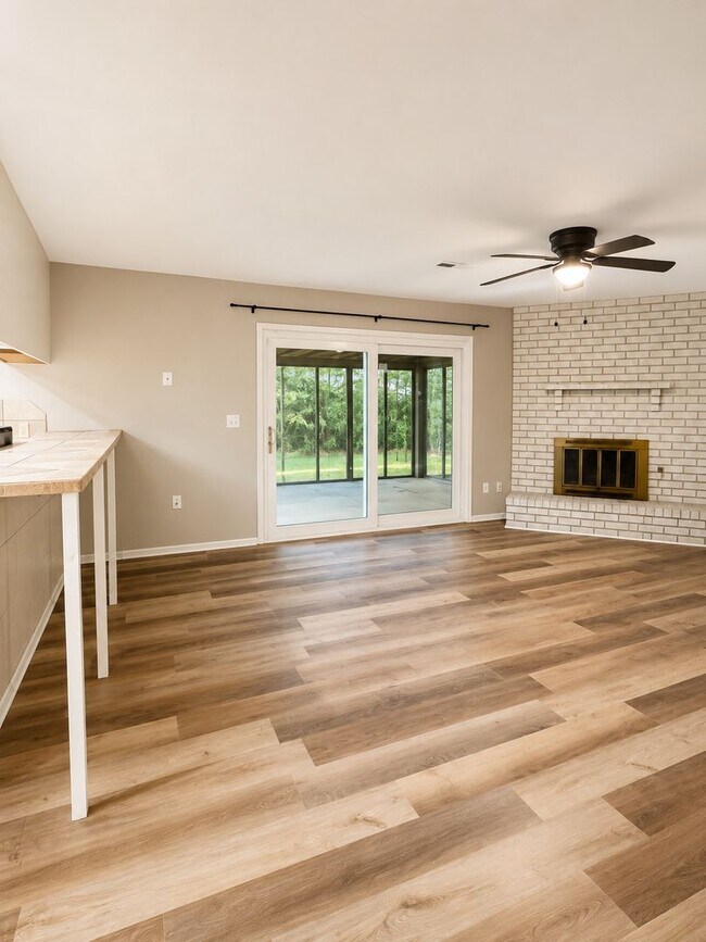 Building Photo - Charming 3 bedroom, 2 bathroom, 1 office/den.