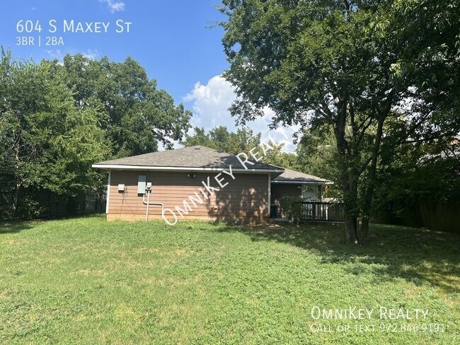 Building Photo - 604 S Maxey St