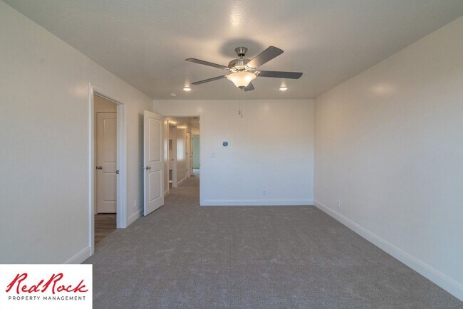 Building Photo - Stunning Spacious 3 Bedroom Unit