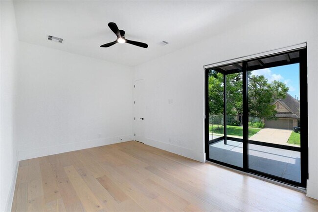 Building Photo - 6618 Schiller St