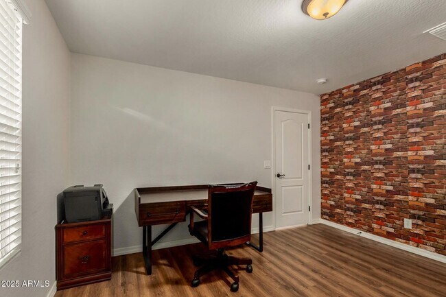 Building Photo - 955 S Henry Ln