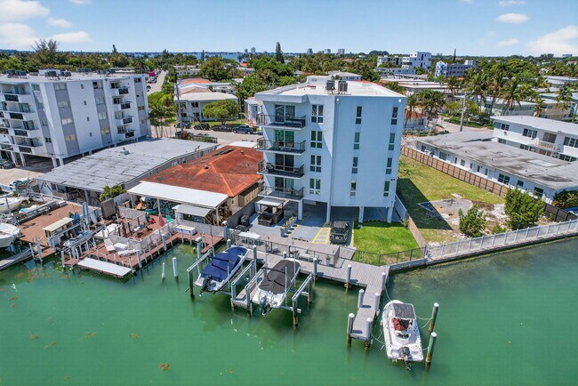 Building Photo - 8125 Crespi Blvd