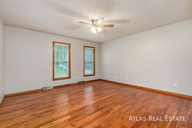 Building Photo - Relaxing views! 4 bedroom in North KC!