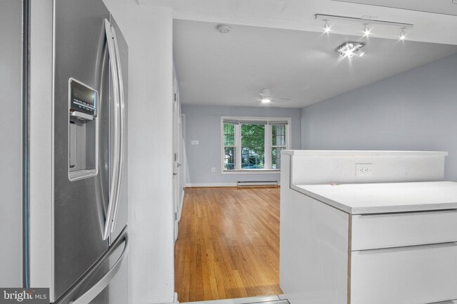 Building Photo - Beautifully Renovated 2-Level Townhome in the Heart of Falls Church City