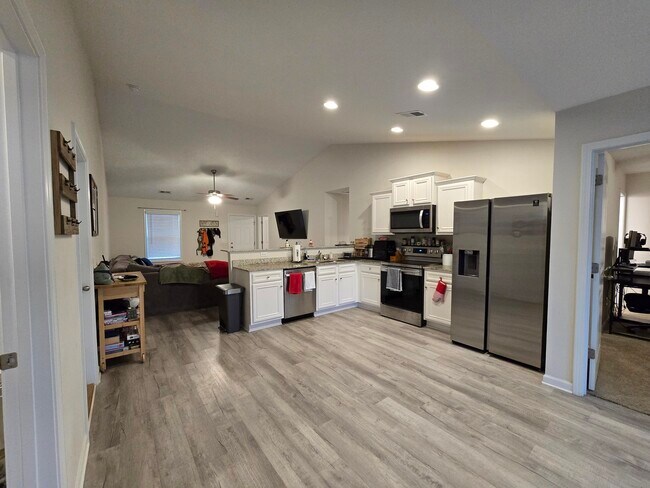 Building Photo - 437 Conifer St