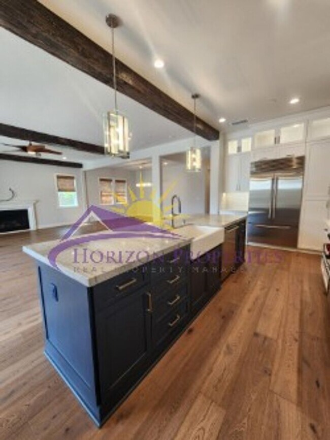 Building Photo - Immaculate Luxury 2 Bed 2.5 Bath 2,012sqft...