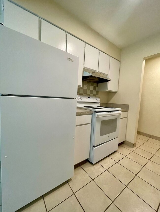 Building Photo - Vintage Main Floor 2 Bedroom in Hollywood ...