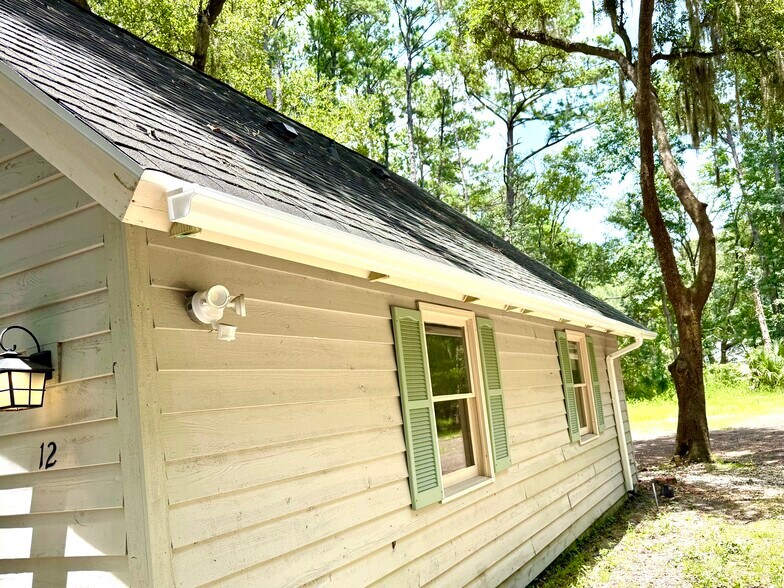 Building Photo - 12 Pine View Dr