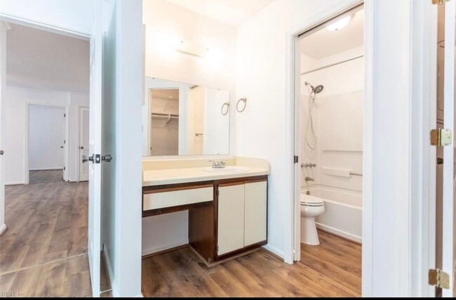 Building Photo - Spacious Room Rental in Williamsburg