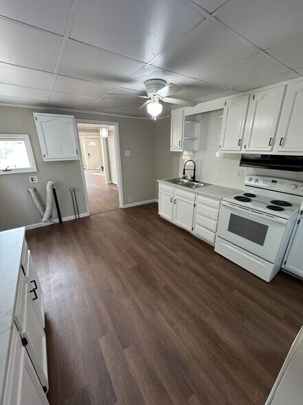 Building Photo - 206 Coal St