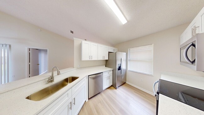 Building Photo - Beautiful 3 Bed/ 2 Bath Home with Two Car ...
