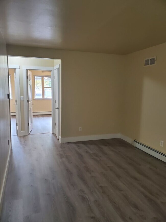 Building Photo - recently updated 2 bedroom apartment in downtown Appleton