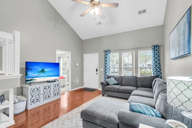 Building Photo - Spacious Townhome Prime Location!