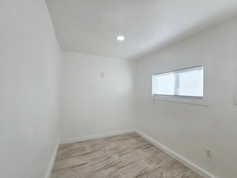 Bonus Room - 1731 E Moreland St