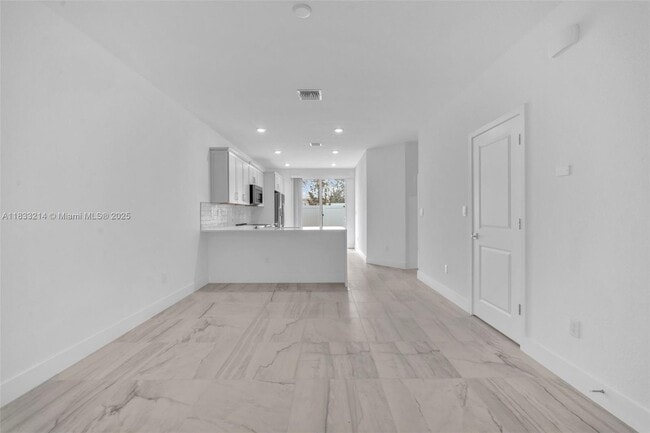 Building Photo - 142 SW 171st Ave
