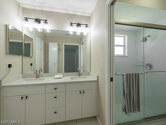Building Photo - 1082 Capri Dr