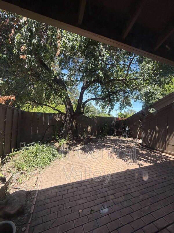 Building Photo - 1725 Edgebrook Dr
