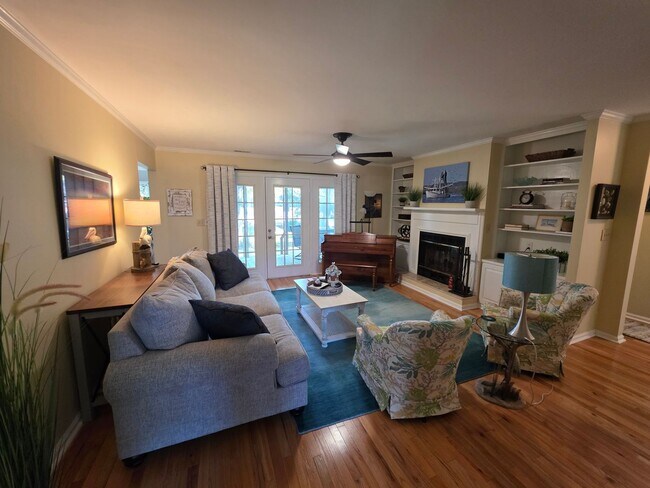 Building Photo - Beautiful 3 bedroom, 2 bath house with one...