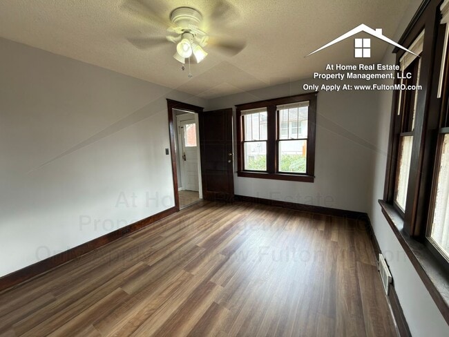 Building Photo - 302 W 6th St