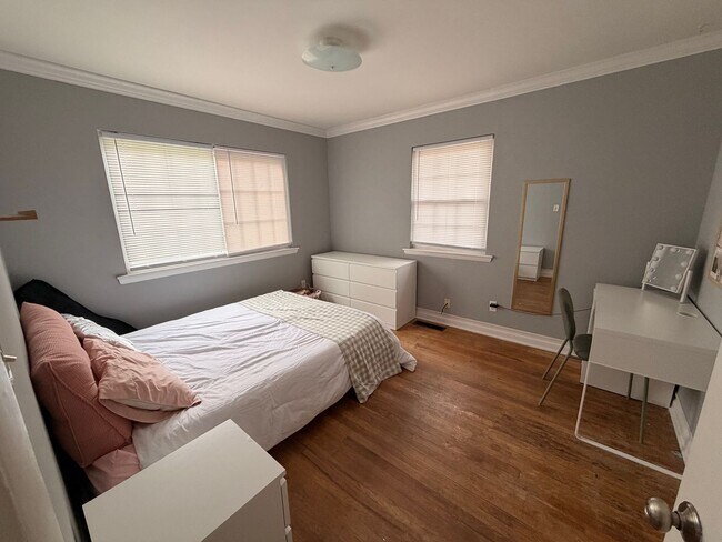 Building Photo - 4 bedroom 2 bath near U of A campus - a must see!