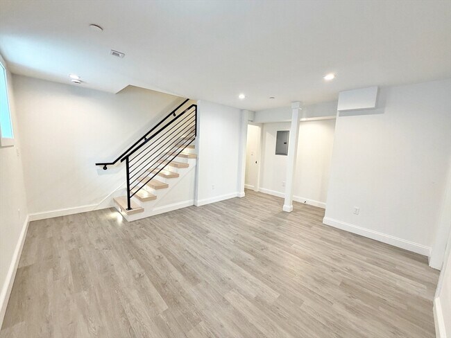 Building Photo - 182 Webster St