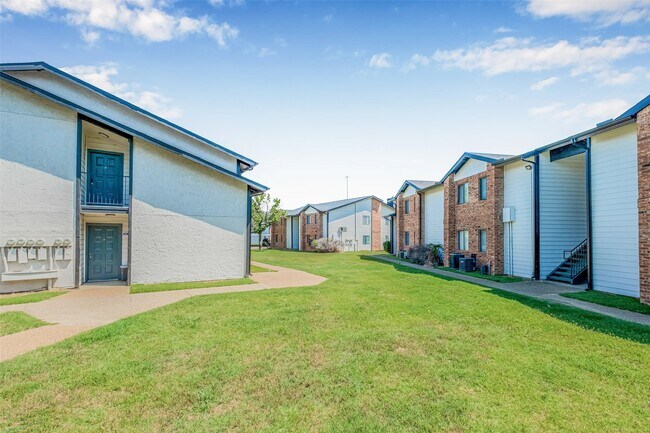 Building Photo - 4600 W Pioneer Dr