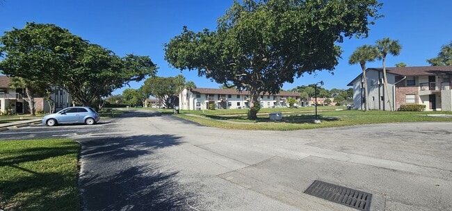 Building Photo - 6020 Shaker Wood Cir