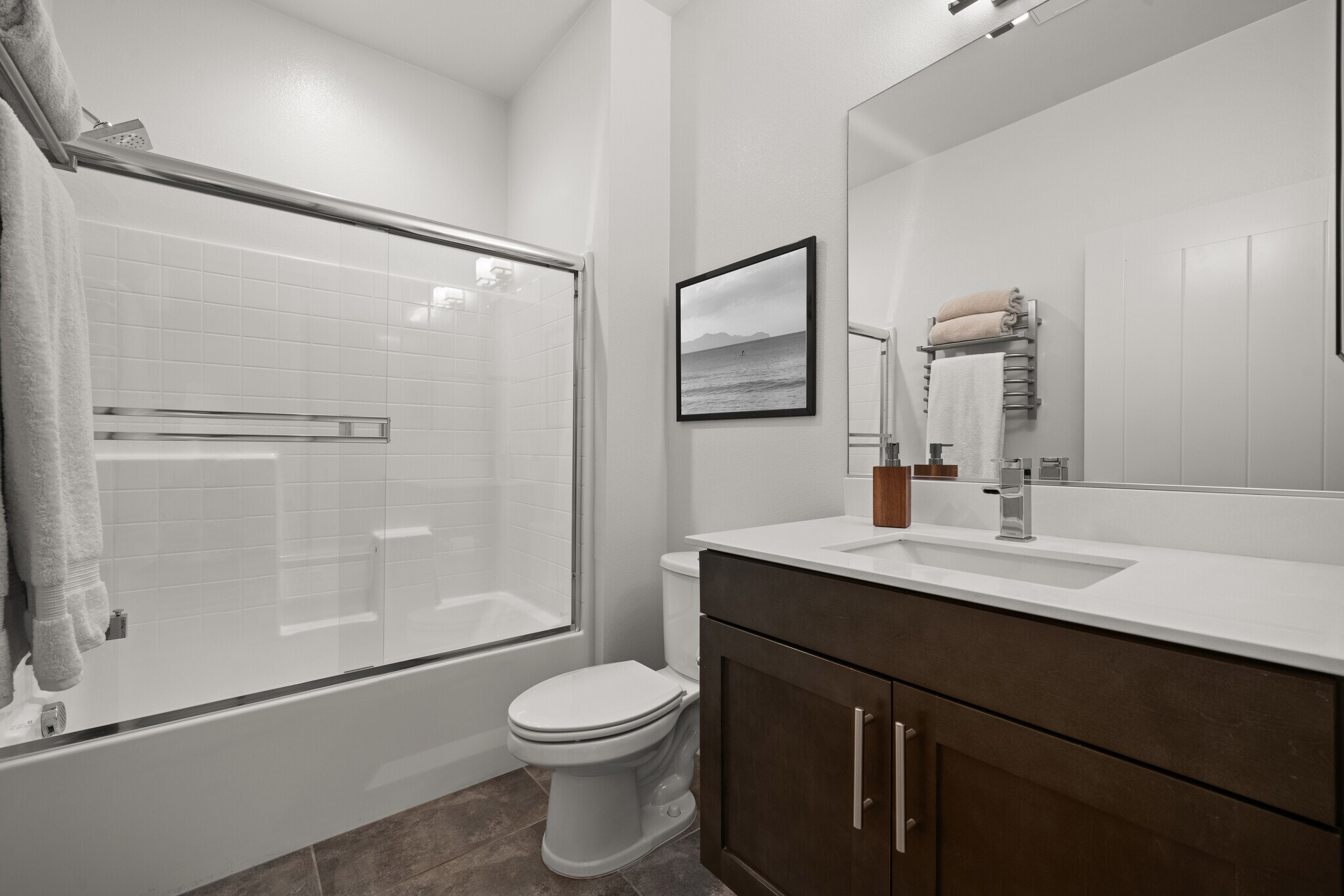 Bedroom #3's Ensuite Bath w/ Shower/Tub - 1651 Topanga