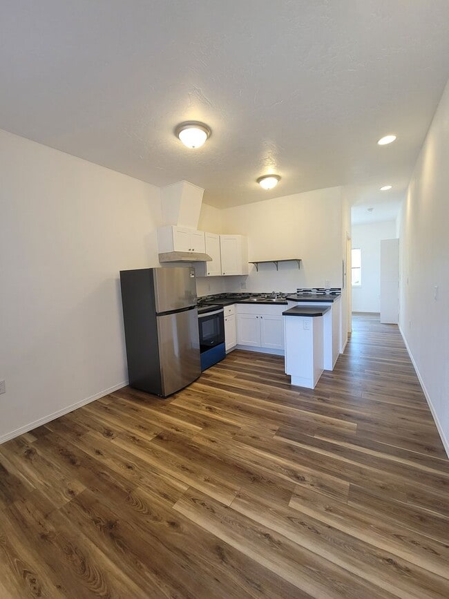Building Photo - Charming 1 Bedroom 1 Bath W/Garage Parking