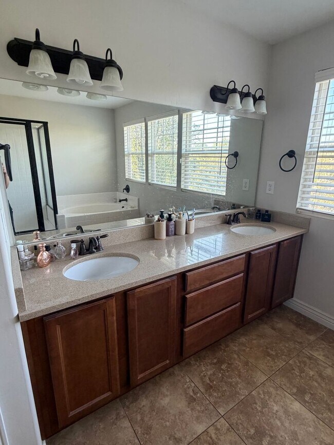 Building Photo - Beautiful Daybreak Home!!