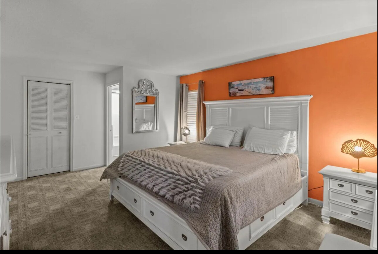 Master bedroom with walkin closet - 2901 SW 1st Ave