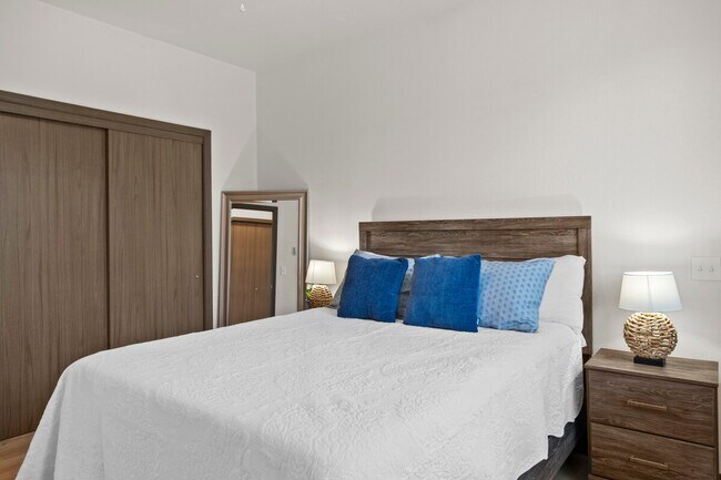Building Photo - NEWLY RENOVATED 2 BEDROOM HOME.