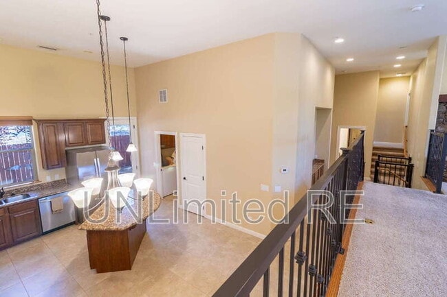 Building Photo - 425 E Woodland Dr