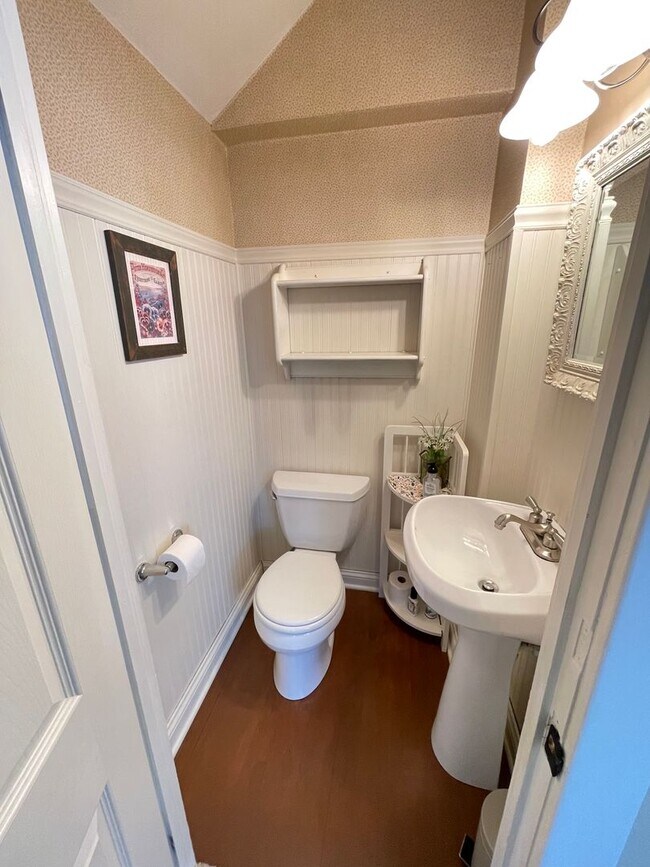 Building Photo - AVAILABLE AUGUST 1ST - Beautiful Single Fa...